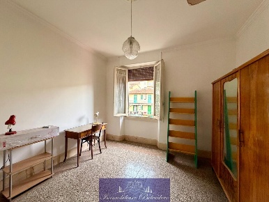 Foto Appartamento in Via Oriani, Firenze di 100 m² con 5 locali in vendita
