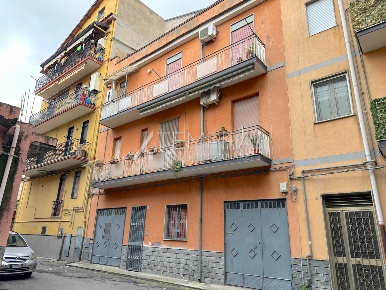 Foto Villa singola in Via Reggio Calabria 14, Adrano di 130 m² con 6 locali