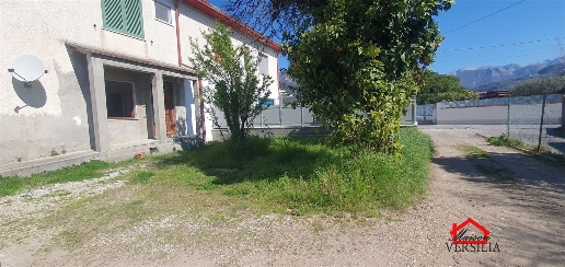 Foto Appartamento in Via chiusa, Massa Zona Industriale di 80 m² in vendita