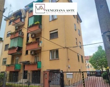 Foto Appartamento in Via Cattaneo, Venezia Mestre di 84 m² con 5 locali