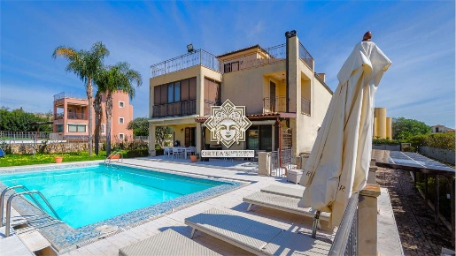 Foto Villa unifamiliare a Siracusa di 310 m² con 12 locali in vendita