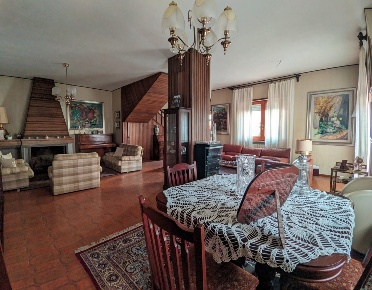 Foto Villa unifamiliare a Oristano Centro di 310 m² con 5 locali in vendita