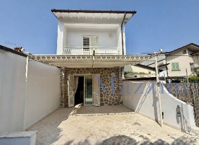 Foto Case semi ndipendenti in via agnelli, Forte dei Marmi Centro di 130 m²