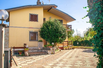 Foto Villa unifamiliare in Via Marco Polo 7, Lariano Centro di 234 m²