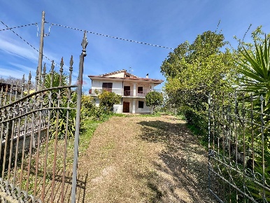 Foto Casa indipendente a Caianello Santa Lucia di 296 m² con 8 locali