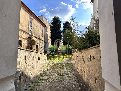 Foto Casa indipendente in Piazza Decio Rubini, Nereto Centro di 600 m²