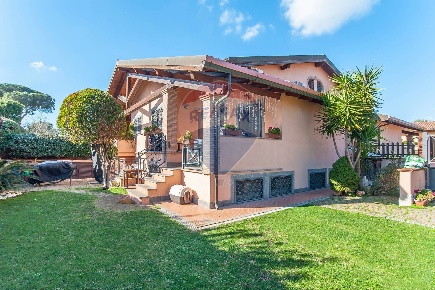 Foto Villa unifamiliare in Via Torcegno, Roma Infernetto di 160 m²