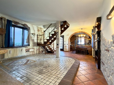 Foto Villa unifamiliare in Via Monte San Primo 25, Cesano Maderno di 105 m²
