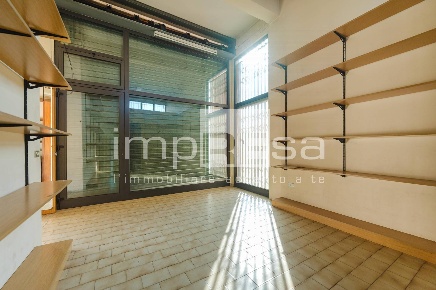 Foto Negozio in via Emilia 11 e 13, Treviso San Liberale di 65 m²