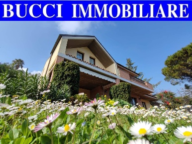 Foto Villa unifamiliare in Via Monte Amiata, Montesilvano di 255 m²