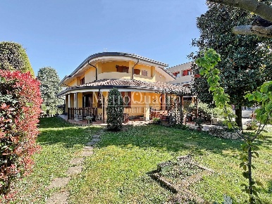 Foto Villa unifamiliare in Via Milano 78, Bellusco Centro di 435 m²