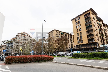 Foto Locale commerciale in Piazza Ernesto De Angeli 1, Milano Frua