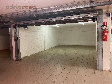 Foto Posti auto in Viale Milano, Riccione Centro di 40 m² con 1 locali