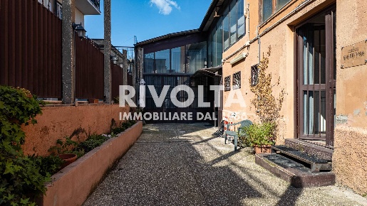 Foto Locale commerciale in via casilina, Roma di 236 m² con 4 locali