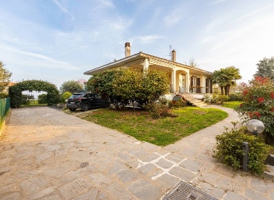 Foto Villa unifamiliare in via laghetto, Merate Brugarolo di 321 m²