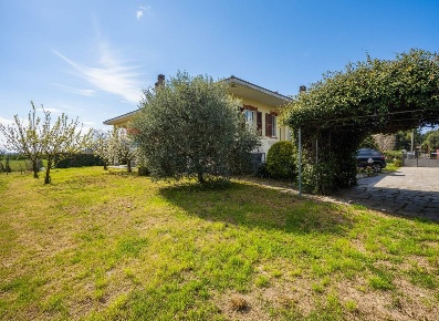 Foto Villa unifamiliare in via laghetto, Merate Brugarolo di 321 m²