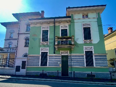 Foto Villa unifamiliare a Pavia Centro Storico di 373 m² con 8 locali