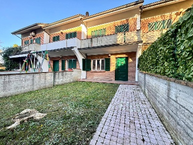Foto Villa a schiera a Alessandria Cantalupo di 183 m² con 5 locali