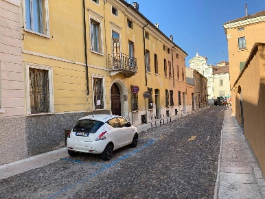 Foto Casa indipendente in via guerrieri gonzaga, Mantova Centro di 300 m²