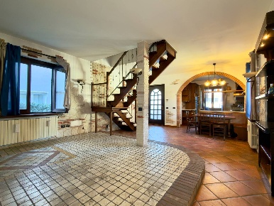 Foto Villa unifamiliare in Via Monte San Primo 25, Cesano Maderno di 105 m²