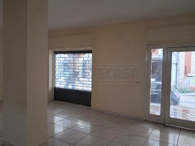 Foto Locale commerciale in Via Guglielmo Marconi, Marcianise di 100 m²