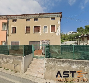 Foto Appartamento in Via XXV Aprile, Pianezze Centro di 268 m² con 5 locali