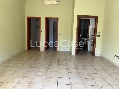 Foto Locale commerciale a Lucca Piazza Anfiteatro - Torre Guinigi di 50 m²