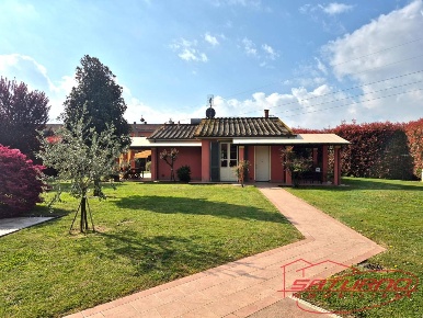 Foto Villa unifamiliare a Capannori Marlia di 90 m² con 3 locali in vendita