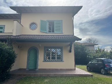 Foto Villa a schiera a Forte dei Marmi Centro di 152 m² con 7 locali
