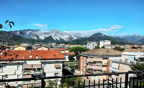 Foto Appartamento a Carrara Marina di Carrara di 180 m² con 5 locali