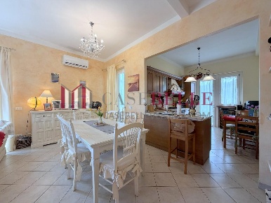 Foto Villa unifamiliare a Massarosa Piano di Mommio di 180 m² con 11 locali