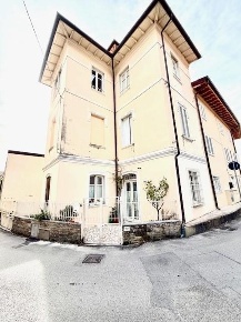 Foto Appartamento a Pietrasanta di 66 m² con 4 locali in vendita