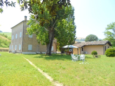 Foto Hotel in Via Menocchia 25-28, Carassai di 470 m² con 13 locali