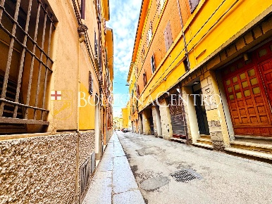 Foto Posti auto in Via Rialto, Bologna Santo Stefano di 15 m² con 1 locali