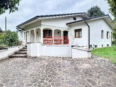 Foto Villa unifamiliare a Treviso Santa Bona Nuova di 220 m² con 7 locali