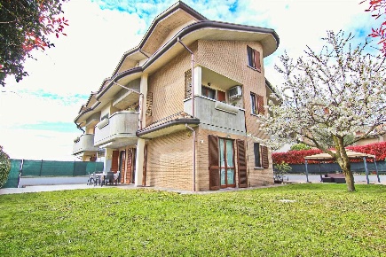 Foto Appartamento in Via Marco Biagi 22, Misinto di 90 m² con 3 locali