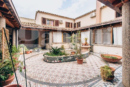 Foto Casa indipendente a Sinnai Centro di 250 m² con 4 locali in vendita