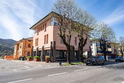 Foto Negozio a Cisano Bergamasco Centro di 170 m² con 5 locali in vendita