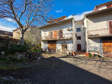 Foto Villa a schiera a Castel del Piano Centro di 280 m² con 10 locali