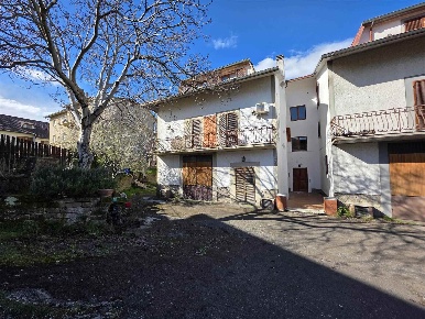 Foto Villa a schiera in Via Arezzo 5, Castel del Piano Centro di 280 m²