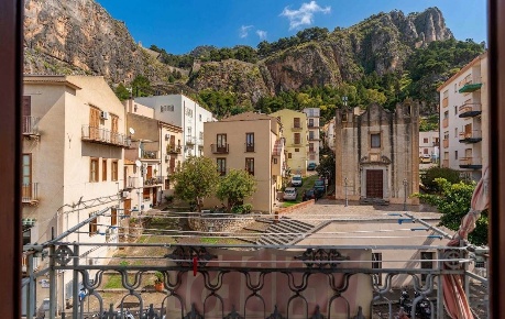 Foto Appartamento in via Umberto I  42, Cefalù Centro di 79 m² con 4 locali