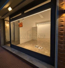 Foto Negozio a Camaiore Lido di Camaiore di 49 m² con 3 locali in affitto