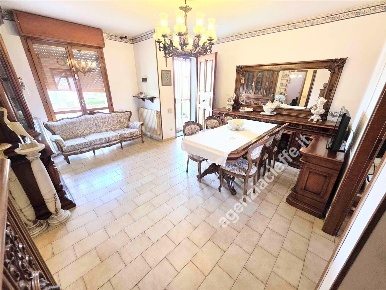 Foto Appartamento a Massa Marina di Massa Centro di 90 m² con 5 locali