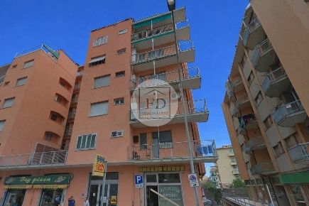 Foto Appartamento a Loano Centro di 81 m² con 4 locali in vendita