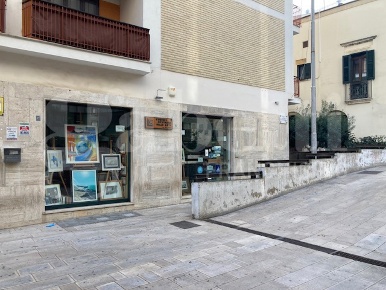 Foto Negozio in Via casimiro 24, Brindisi Centro Storico di 150 m²