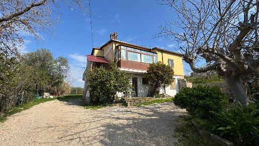Foto Casa indipendente in Via Colle Pizzuto 8, Giulianova di 550 m²