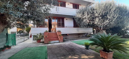 Foto Villa bifamiliare in Via della Repubblica 26, Tortoreto Tortoreto Lido