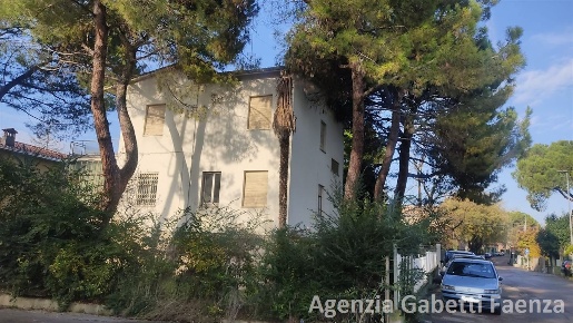 Foto Casa indipendente in VIA CICOGNANI, Faenza di 303 m² con 6 locali