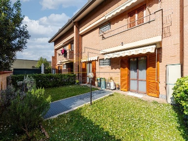 Foto Villa a schiera in via galilei, Muggiò Centro di 170 m² con 4 locali