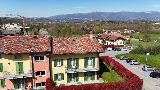 Foto Attico in Via Fontana, Cassago Brianza Centro di 197 m² con 4 locali